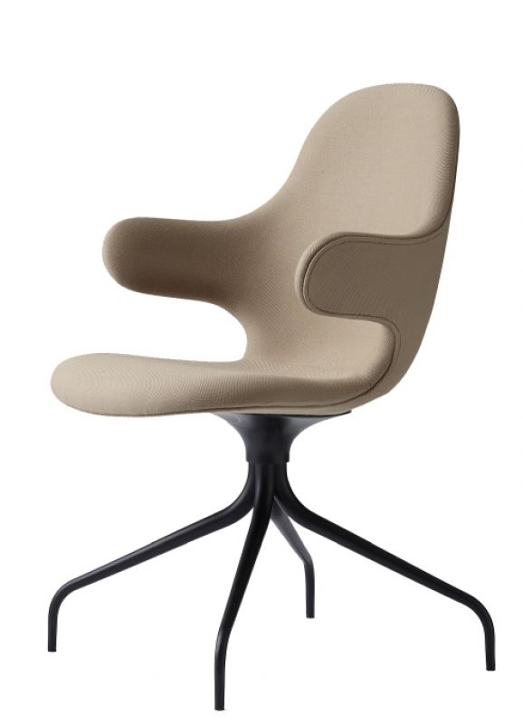 Beiger Catch JH2 Drehstuhl von AndTradition mit schwarzem Fuß, ergonomischer Bürostuhl für modernes Wohnen.